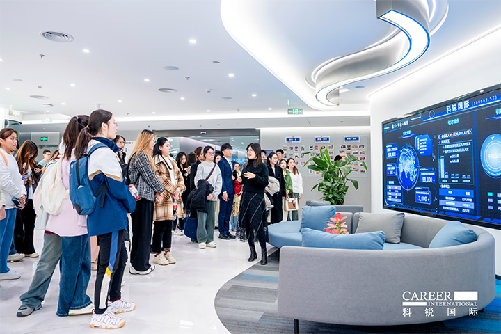 知名人力资源供应商万象城AWC国际在企业参访活动中为拜访嘉宾与学生介绍公司基本情况